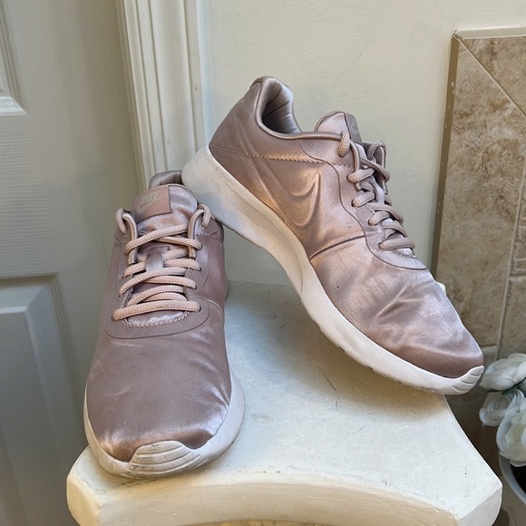 NIKE TANJUN PINK SATIN RUNNING SNEAKER - Picture 7 of 17